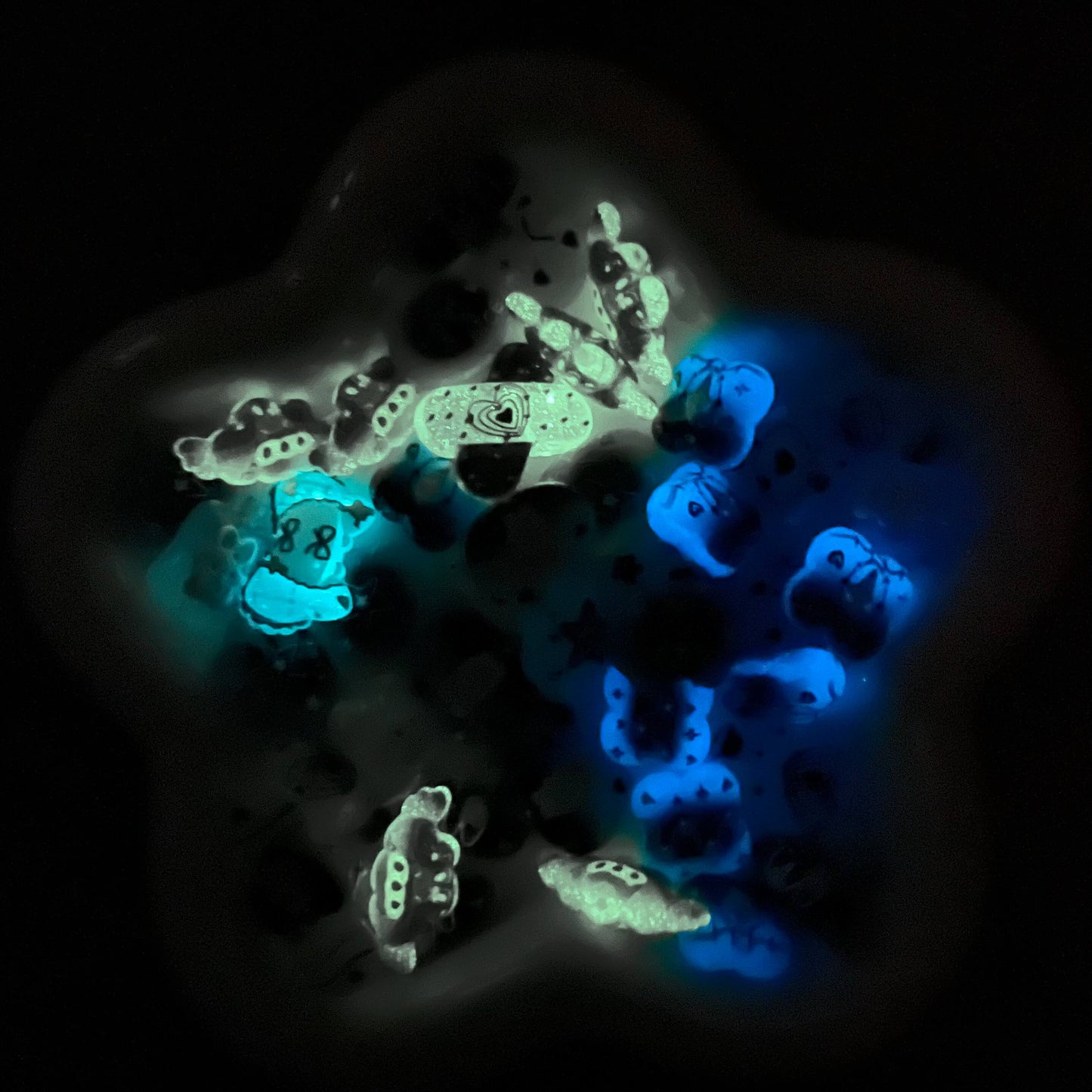 ♥【4.10新作】♥A1072 春の深みに触れる色 夜光 ストラップ用アクリルビーズミックス