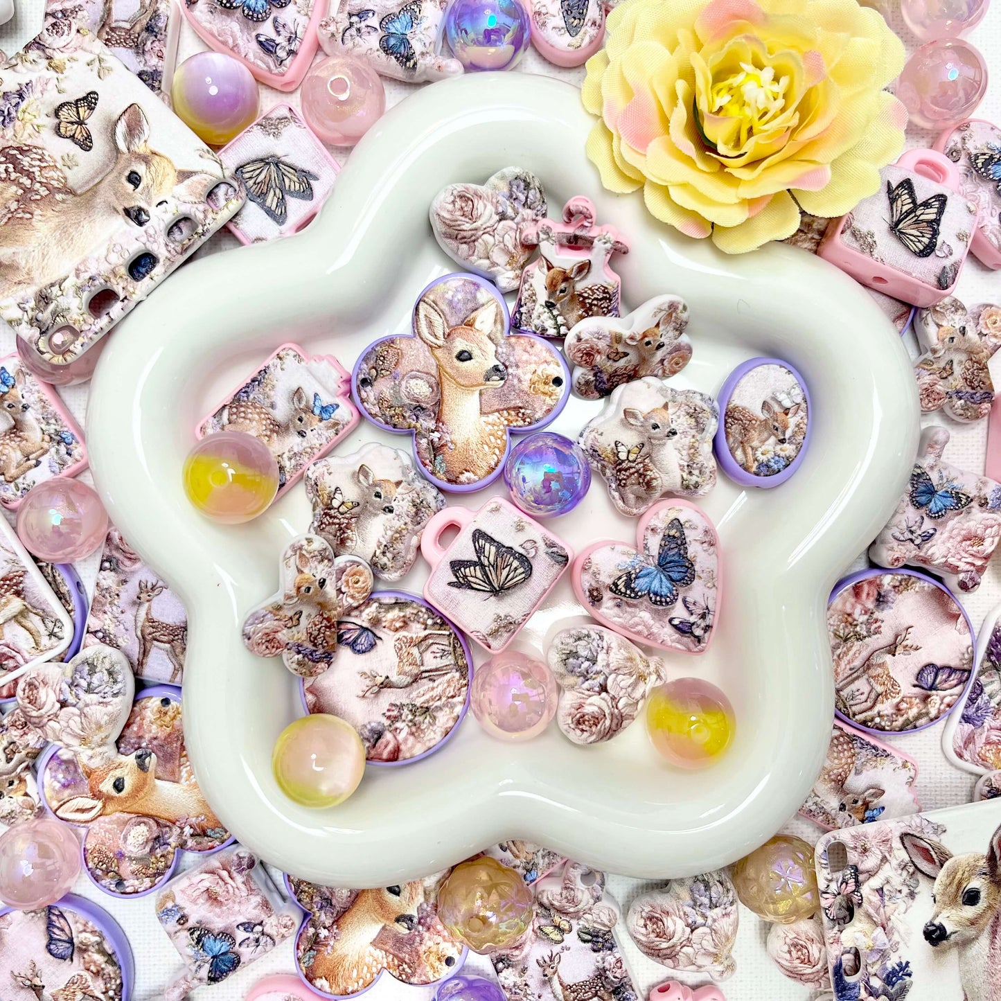 ♥【6.25新作】♥A1259 小鹿と花あそび ストラップ用レジンビーズ 刺繍浮き彫りアクリルビーズミックス