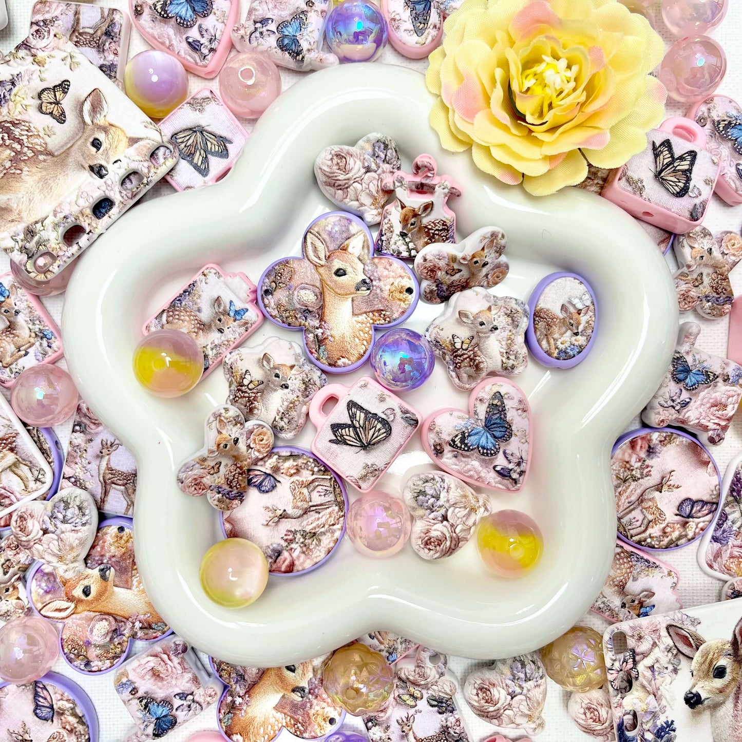 ♥【6.25新作】♥A1259 小鹿と花あそび ストラップ用レジンビーズ 刺繍浮き彫りアクリルビーズミックス