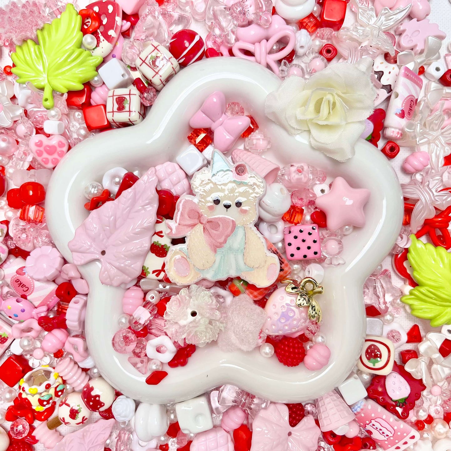 ♥【7.09新作】♥A1277 小さな苺パーティー ストラップ用アクリルビーズミックス